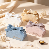 Boîte à dragées personnalisée pour mariage, boîte cadeau en papier triangulaire gaufrée avec ruban, boîte à bonbons vide de luxe pour souvenir de mariage