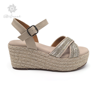 Sandales compensées élégantes et populaires pour femme, en argent, à lanières tressées scintillantes, style espadrille, à enfiler, pour l'été