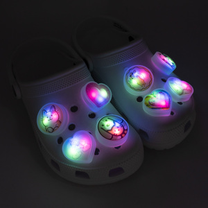 Nuevos dijes de zapatos LED luminosos con forma de corazón, impresos con UV de alta calidad, coloridos y kawaii, para zuecos, venta al por mayor, regalos de San Valentín - Product Image 2