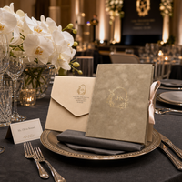Suite d'invitations de mariage de luxe personnalisées en velours, avec menu en carton rigide doré et ruban, pour événements et banquets