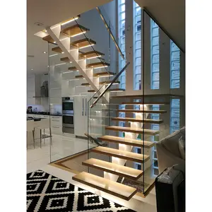 Design de luxe, escalier extérieur en métal galvanisé, faisceau en acier, escalier droit en bois