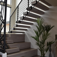 Escalier droit flottant moderne avec marches en quartz sur mesure et garde-corps en verre pour l'intérieur de la maison