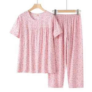 Femmes imprimé fleuri d'âge moyen et personnes âgées coton soie à manches courtes t-shirt Capri pantalon deux pièces costume pantalon costume - Product Image 6