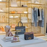 Support mural de présentation de sacs de parfum de luxe avec éclairage LED, hauteur réglable, haute qualité, durable, dimensions personnalisables