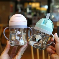 Logo personnalisé Mini gobelet à eau en plastique avec paille et ventouse pour ballon Bouteille d'eau pour enfants