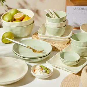 Service de vaisselle en céramique de forme organique, bord ondulé irrégulier, assiettes et bols en porcelaine vert sauge pour la maison, l'hôtel et le restaurant - Product Image 1