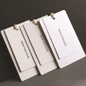 Etiquetas colgantes de papel ecológicas personalizadas para ropa con logotipos en relieve, etiquetas de cartón impresas y laminadas - Product Image 4