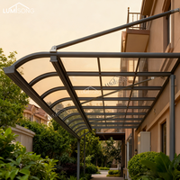 Auvent de terrasse moderne de luxe sur mesure en forme spéciale avec toit en polycarbonate et support en alliage d'aluminium
