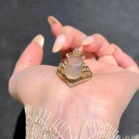 Collection de bijoux élégants et tendance : Bagues et bracelets assortis avec pendentif chat rose et pierre précieuse verte, directement de l'usine