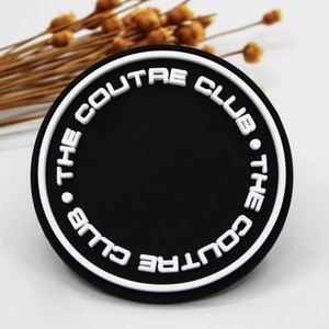 Parche de Silicona Personalizado de Alta Calidad con Logotipo en Relieve 2D y 3D, Insignia de Goma Suave de PVC para Ropa - Product Image 3