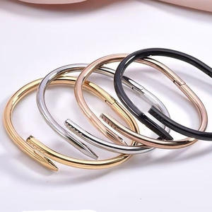 हॉट सेलिंग फैशन टाइटेनियम स्टील स्पाइक ब्रैसलेट डायमंड लक्जरी स्टेनलेस स्टील बहुमुखी जोड़े गैर-फिडिंग स्क्रू नाखून - Product Image 1