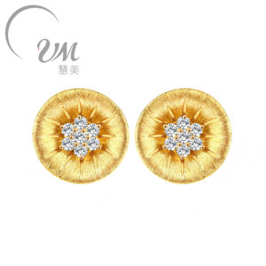 Boucles d'oreilles unisexe en or jaune 18 carats avec diamant Starlight Clous d'oreilles classiques en or 18 carats avec diamant Starlight pour anniversaire de fiançailles - Product Image 1