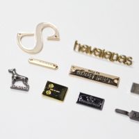 Badges en alliage de zinc personnalisés pour vestes et sacs à dos, écologiques, logo 3D en relief, découpe laser, finition or/argent brossé