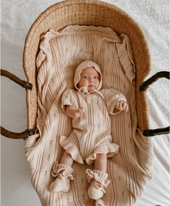 Tutina Estiva <span class=keywords><strong>per</strong></span> Neonata in Cotone 100% con Bordo Arricciato, Jacquard Testurizzato e Dettagli Traforati, Personalizzabile, con Cappellino e Scarpine - Product Image 6