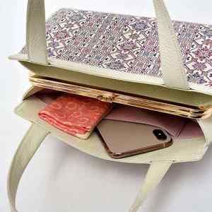 Bolso de mano de cuero de vaca blanco de lujo para mujer con patrones elegantes Hermoso diseño refinado para todas las estaciones - Product Image 3