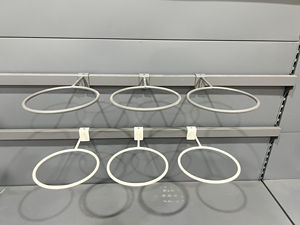 Estante de exhibición de sombrero de Metal de tubo cuadrado negro reforzado para accesorios de tienda de pelucas de baloncesto con ganchos de tablero de ranura - Product Image 2