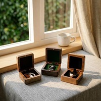 Graviertes Logo Blanko Quadratische Brosche Manschettenknöpfe Ohrringe Ehering-Set Massives Walnussholz Elegante Holzverpackung Schmuckbox Geschenk