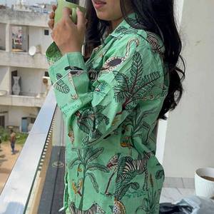 Bata de mujer verde con estampado animal, manga larga, cuello en V, cierre de botones, tiro medio, de algodón suave, para estar en casa, verano y otoño, ropa de dormir - Product Image 1