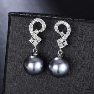 Pendientes de Perlas de Lujo en Oro Blanco con Diamantes Redondos de Corte Brillante, Joyería Clásica para Mujer, Diseño de Perlas Grises de 10 mm - Product Image 4