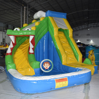 Toboggan aquatique gonflable commercial en forme de crocodile de dessin animé avec piscine et zone de saut