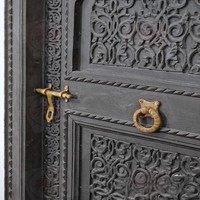 Bois marocain traditionnel avec porte sombre berbère à motifs géométriques sculptés à la main complexes