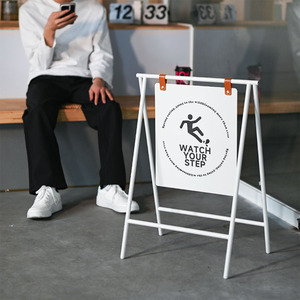 Panneau d'affichage pliable au sol, devanture, présentoir de meubles de magasin à cadre en métal au design personnalisé - Product Image 3