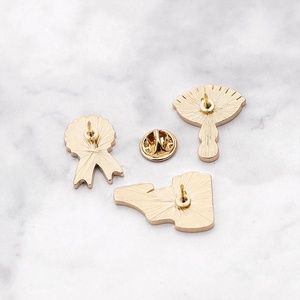 Belle épingle de revers en émail dur en forme de dauphin de dessin animé, Badge en métal plaqué or personnalisé de haute qualité - Product Image 3