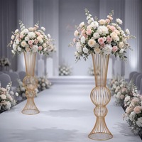 Support floral en métal doré ajouré, grand vase décoratif pour centre de table d'allée de mariage, idéal pour la décoration d'événements et de banquets.