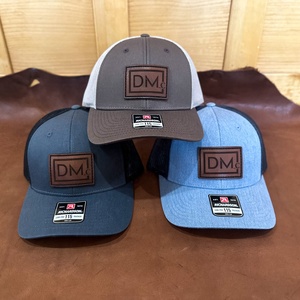 قبعة بيسبول رياضية من 6 أقسام بيضاء شبكية مطرزة بجودة عالية بغطاء خلفي شفافة من ريتشاردسون 115 قبعة سائق شاحنة مخصصة - Product Image 2