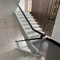 Rampe d'escalier sans cadre en acier inoxydable moderne de Wuhan, sur mesure, avec rainure en U intégrée, montage au sol, pour balcon