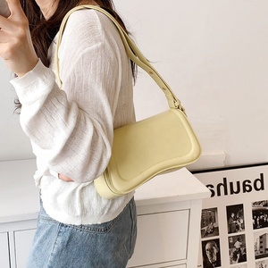 Sac à bandoulière tendance pour femme avec chaînes, en cuir PU, ouverture supérieure, idéal pour un usage quotidien - Vente en gros - Product Image 4