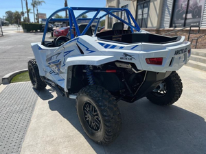 Véhicule tout-terrain Wildcat XX SE blanc et bleu, 4x4, avec roues noires et cage de sécurité - Product Image 4