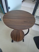 Une table d'appoint compacte et ronde avec un design élégant et une structure robuste. Une table d'appoint en bois magnifiquement conçue