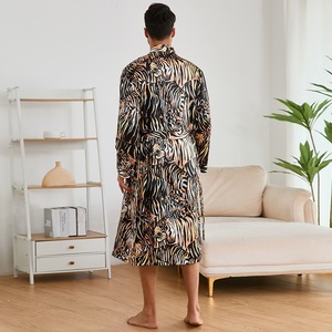 Ensemble de peignoirs en satin de soie à imprimé <span class=keywords><strong>animal</strong></span> pour <span class=keywords><strong>homme</strong></span>, pyjamas en soie glacée tendance, vêtements de maison - Product Image 4