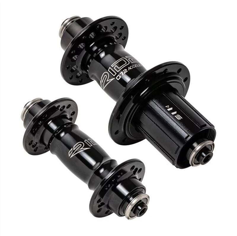 Negro, rojo, dorado, plateado