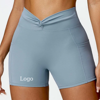Shorts de sport pour femmes OEM avec logo personnalisé, taille haute torsadée, poches latérales pour téléphone, effet ventre plat et rehaussement des fesses, pour yoga, course à pied et cyclisme