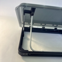 Prix d'usine, ouverture manuelle en alliage d'aluminium imperméable pour l'extérieur, lanterneau de toit automatique à LED pour camping-car, 700x500mm, 70
