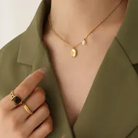 Elegante vergoldete Edelstahl-Halskette mit modischem Anhänger, zarte Kette mit ovalem Charm und Perle für den Alltag.