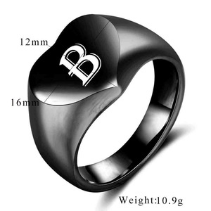 Anillo de Dedo en Forma de Corazón de Acero Inoxidable Negro con 26 Letras y Acabado Mate Simple - Product Image 3
