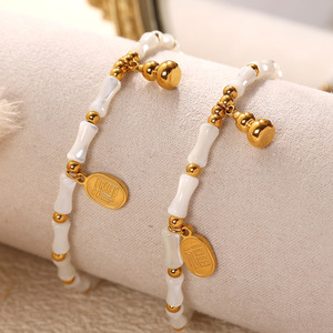 สร้อยข้อมือเหล็กไทเทเนียมประดับเปลือกหอยสีขาว เปลือกหอยธรรมชาติ สีทอง ของขวัญเครื่องประดับสำหรับทุกเพศ - Product Image 2