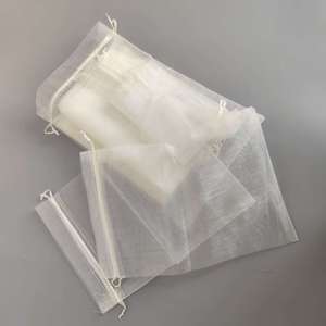 Sacs en organza blancs personnalisés avec cordon de serrage - Pochettes cadeaux transparentes avec fermeture à cordon pour bijoux et cadeaux de mariage - Product Image 4