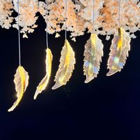 Fourniture directe par le fabricant d'un petit lustre en acrylique décor de plumes lumineuses pour l'éclairage d'affichage de fenêtre de scène de mariage