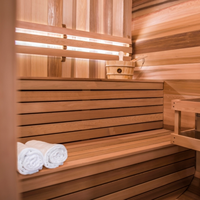 Sauna extérieur moderne en bois de pruche massif avec fenêtres à transom, panneau de commande informatisé et fonction vapeur humide pour villa