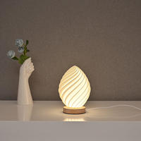 Lampe de table haut de gamme de style nordique pour chambre à coucher, veilleuse de style INS avec ornements de grande valeur pour la décoration de la pièce