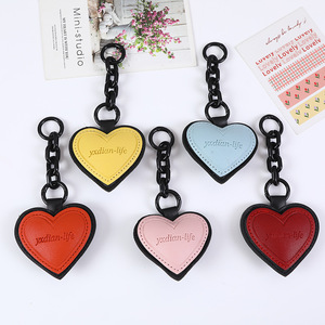 Porte-clés en cuir bicolore avec lettre et cœur, simple et tendance, pendentif en métal pour couple, pour voiture et sac, cadeau - Product Image 1
