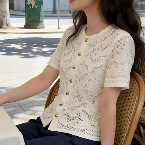 Camicetta da donna estiva 2026 <span class=keywords><strong>bianca</strong></span>, stile francese, dolce e versatile, con scollo rotondo, monopetto, a maniche corte, con motivo geometrico e dettagli traforati - Product Image 3