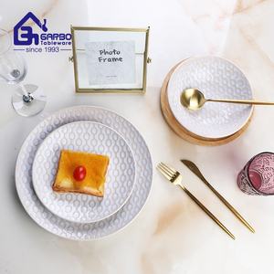 도매 친환경 8인치 사이드 플레이트 무지 흰색 호텔 도자기 엠보싱 식물 무늬 디너 차저 플레이트 - Product Image 6