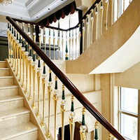Balustrade d'escalier incurvée de luxe sur mesure en métal avec décoration en marbre et main courante en bois pour escalier intérieur de villa