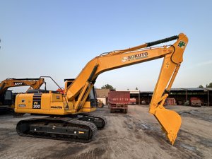 รถขุดตีนตะขาบ Komatsu PC200 มือสองจากญี่ปุ่น สภาพดี พร้อมอะไหล่ครบชุด - Product Image 1
