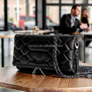 Mini bolso cruzado de uñas para <span class=keywords><strong>mujer</strong></span>, ala abatible, cadena de cuero suave, sobre, diseño de letras geométricas, gran capacidad, dos PU, gran oferta - Product Image 6